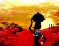 Schwarze Frau mit Glas im Sonnenuntergang afrikanisch
